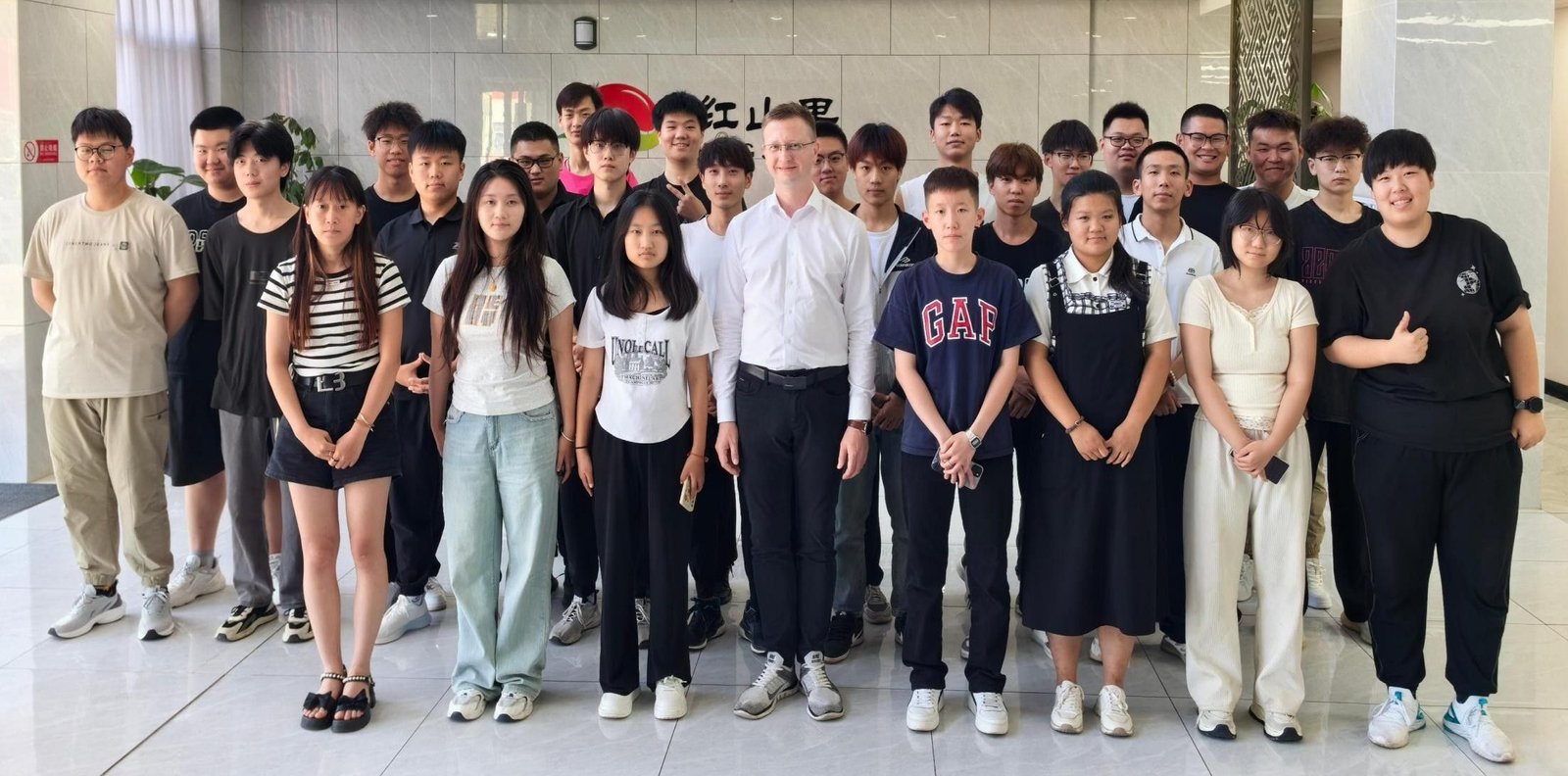 Gruppenfoto mit einer Klasse in Shijiazhuang