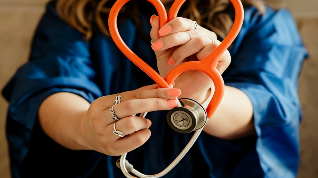 Person mit Stethoskop, Herzform